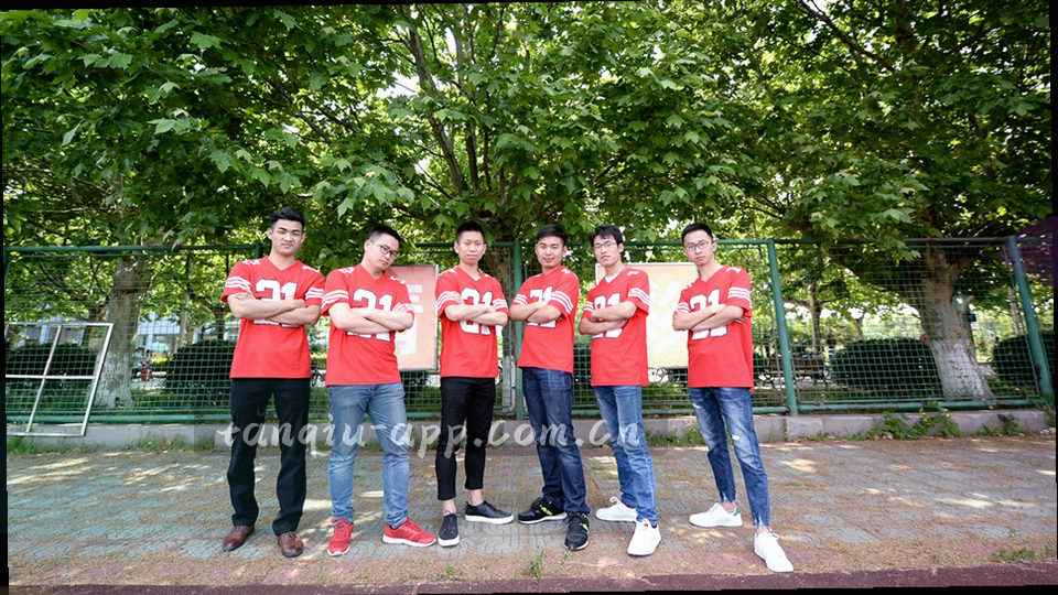 两块16:9屏幕并排，左边是赛程列表，右边是对照数据折线图